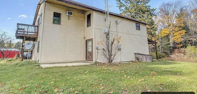 view of side of property featuring a lawn