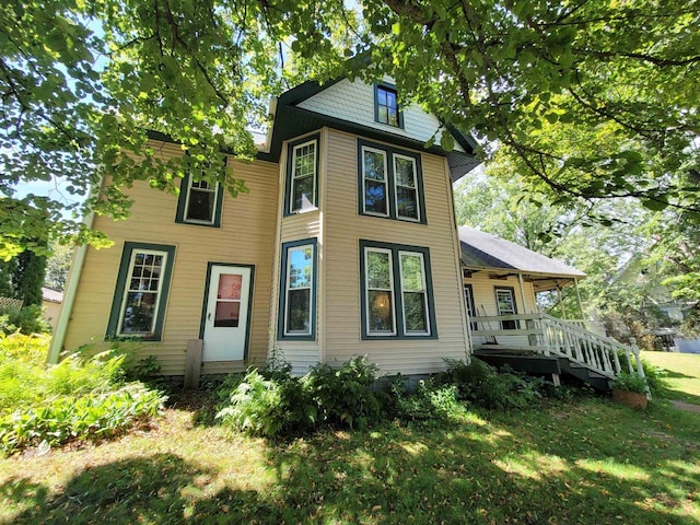 view of front of house with a front yard