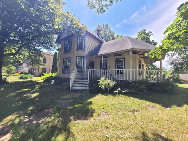 view of front of property featuring a front lawn