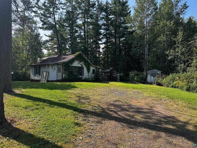 view of yard with an outbuilding