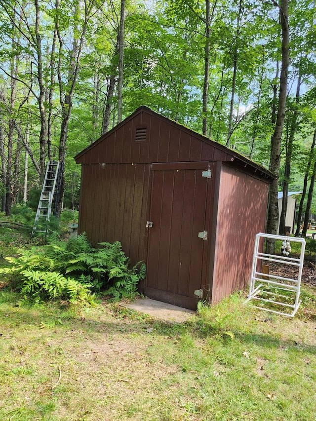 view of outbuilding