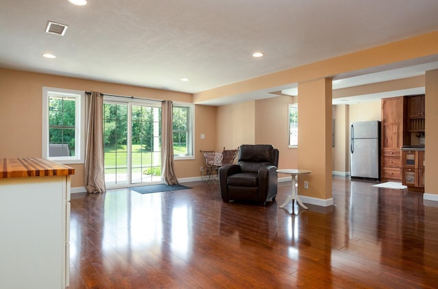 sitting room featuring dark wood-style floors, recessed lighting, visible vents, and baseboards