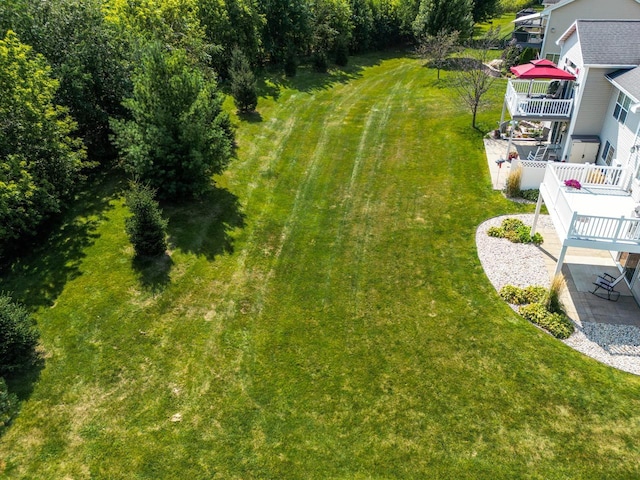 view of yard with a balcony