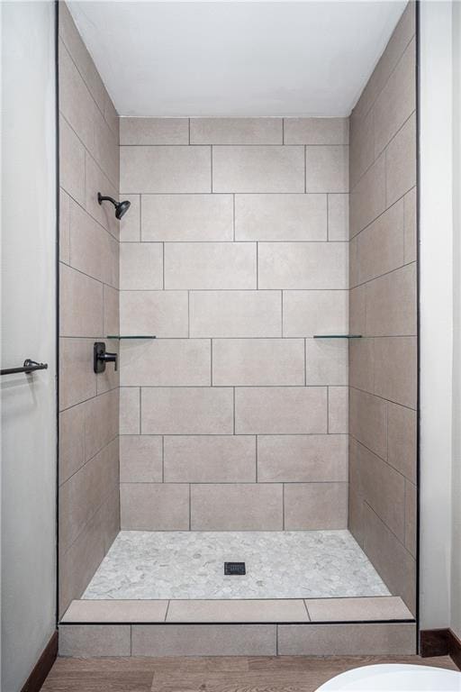 full bathroom featuring a tile shower