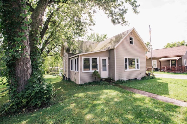 view of front facade with a front yard