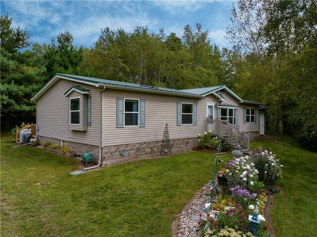 manufactured / mobile home with a front lawn