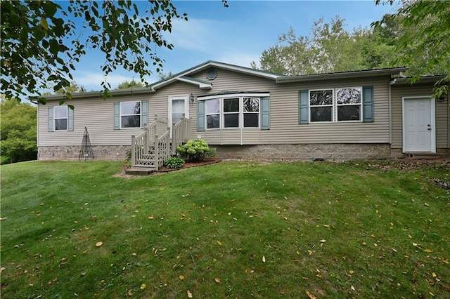 manufactured / mobile home with a front yard