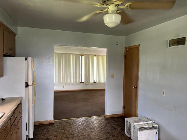 foyer entrance featuring carpet flooring and ceiling fan