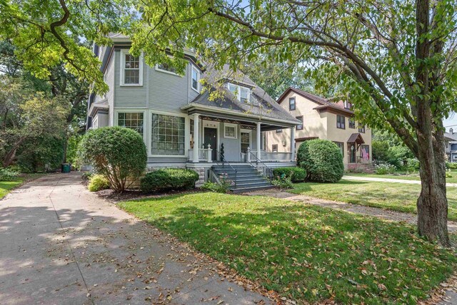 view of front of house featuring a front lawn and covered porch