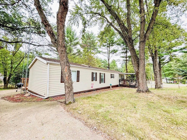 manufactured / mobile home featuring a front yard