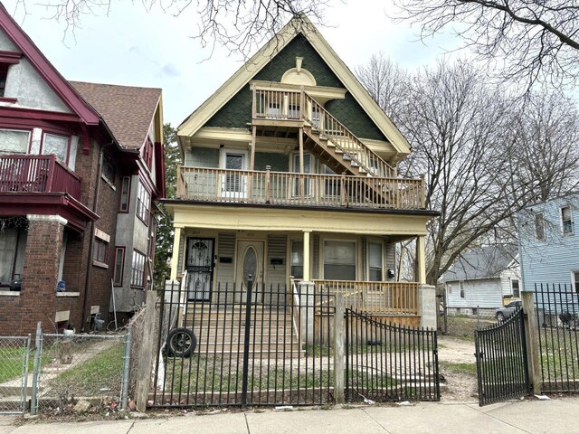 view of front facade with a balcony