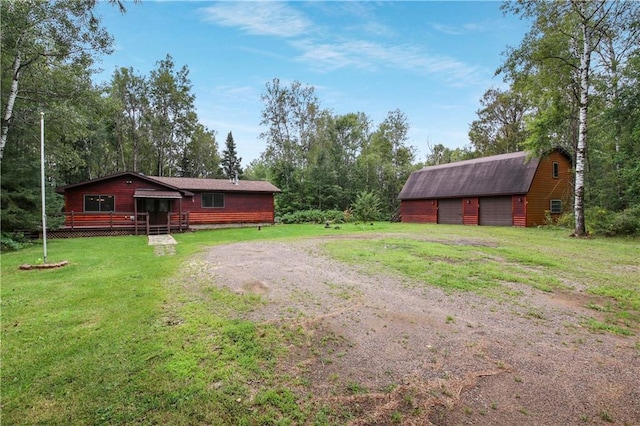 view of yard with an outbuilding