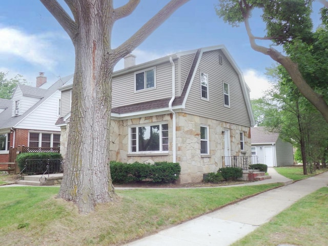 view of front of home featuring a front yard