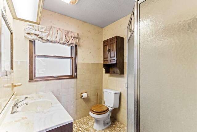 W11585 Demynck Rd, Lodi, WI 53555 - full bathroom featuring a textured ceiling, toilet, vanity, wainscoting, and wallpapered walls