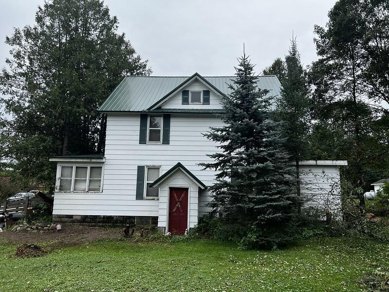 view of front facade featuring a front yard