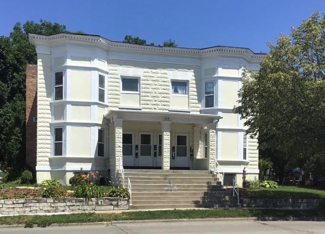 view of front facade featuring covered porch