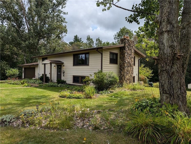 back of house featuring a lawn