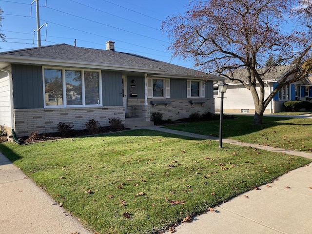 single story home featuring a front lawn