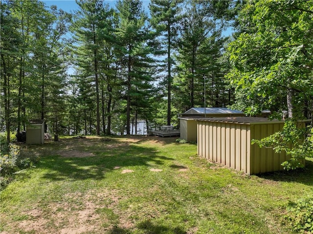 view of yard with a shed