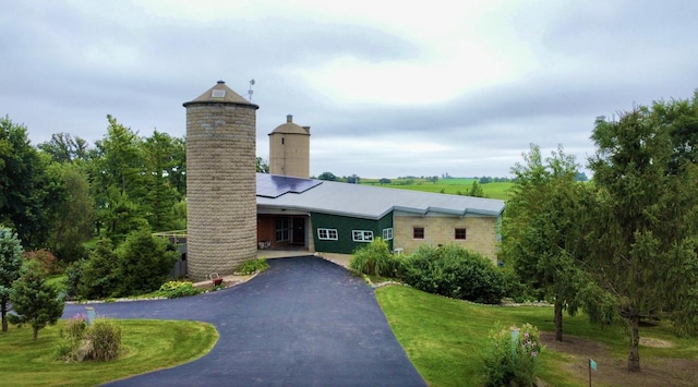 view of front of house featuring a front lawn