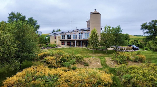 back of house featuring a yard