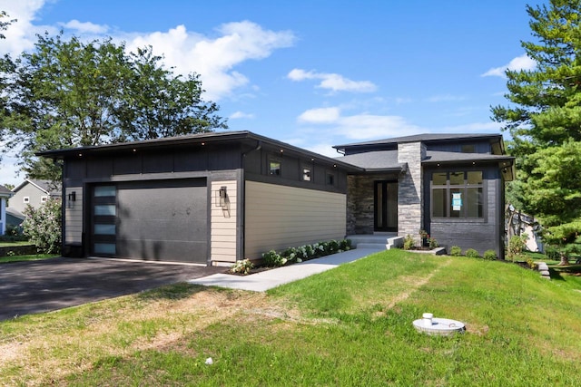 prairie-style house featuring a front lawn