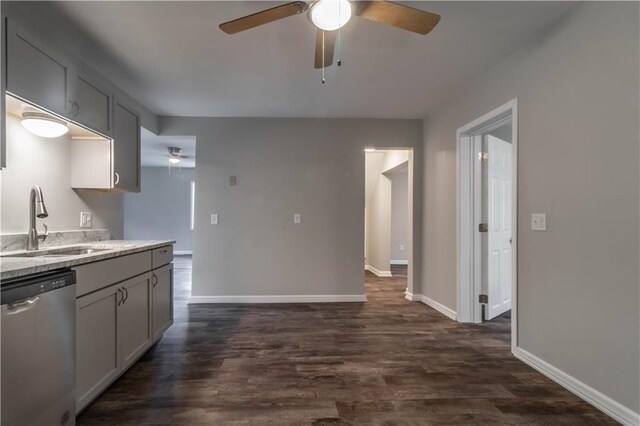 kitchen featuring stainless steel dishwasher, dark wood-type flooring, sink, gray cabinets, and ceiling fan