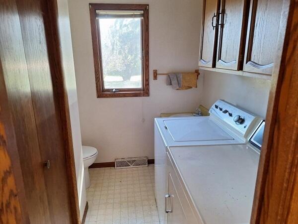 laundry room featuring washer and clothes dryer