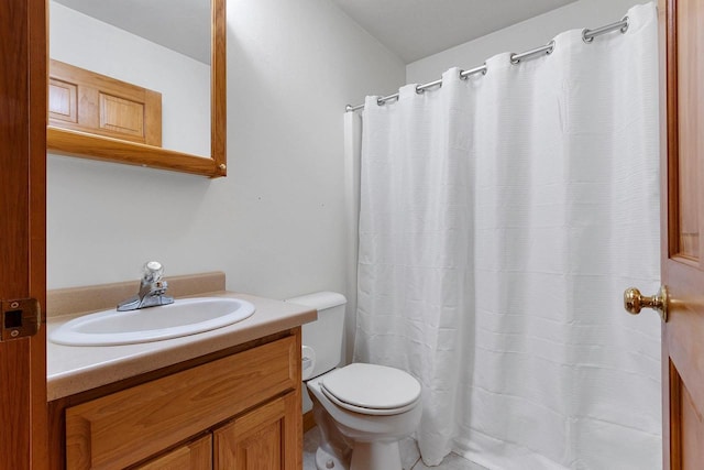 full bath with curtained shower, vanity, and toilet