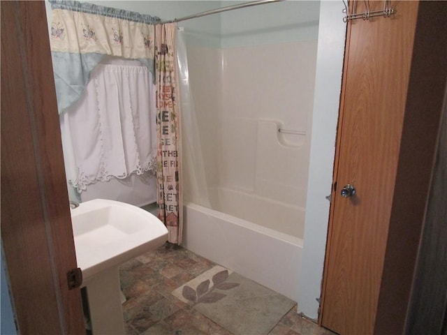 bathroom featuring shower / bath combo