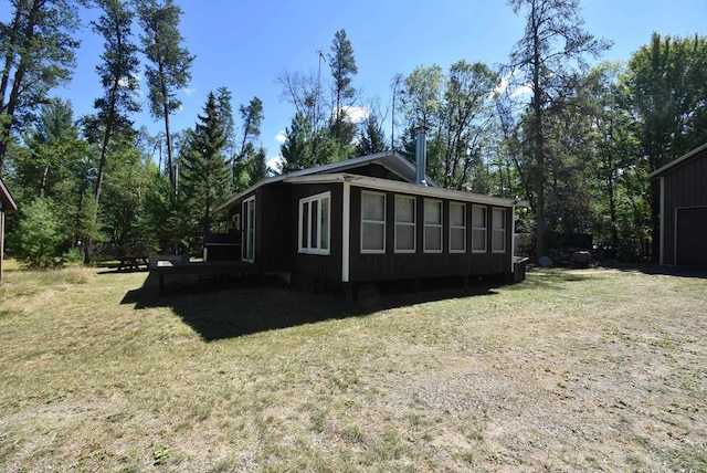 view of side of property featuring a lawn