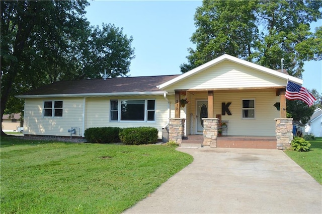 view of front of property featuring covered porch and a front yard