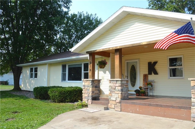 view of front of home featuring a front yard and covered porch