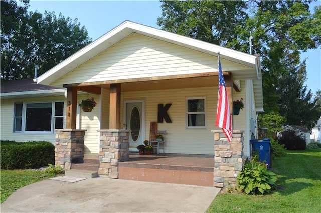 view of front of property featuring covered porch and a front lawn