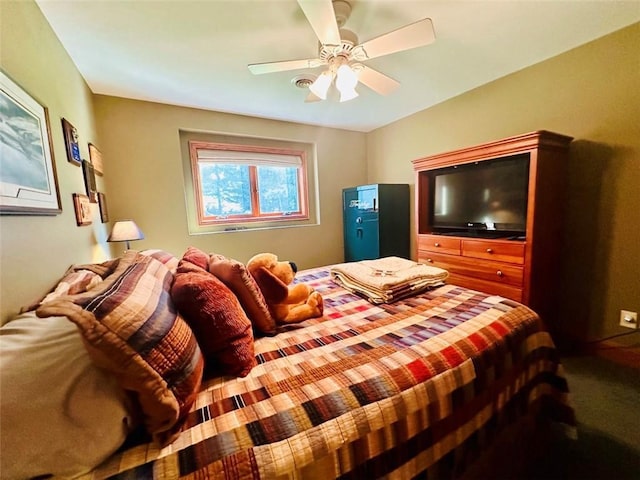 bedroom featuring a ceiling fan