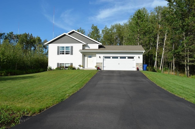 view of front facade featuring a front lawn and a garage