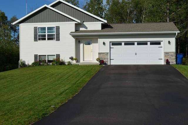 view of front of house featuring a front lawn and a garage