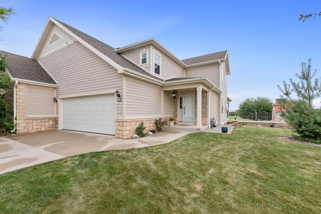 view of front of property featuring a front lawn