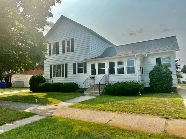 view of front of house with a front lawn