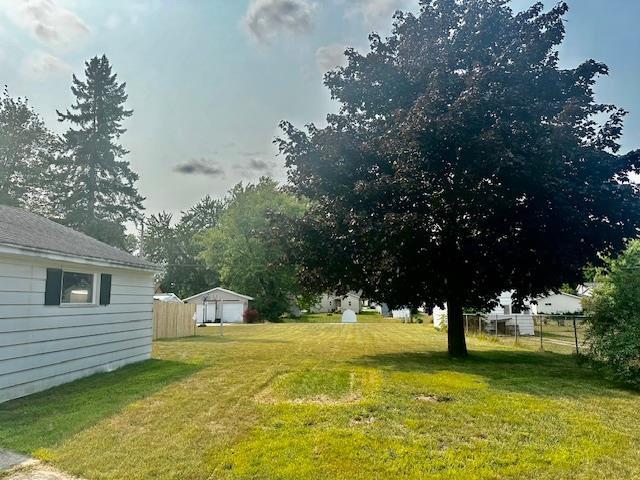 view of yard with a shed