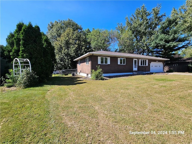 view of front of property featuring a front yard