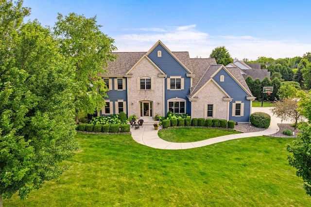 view of front of house featuring a front lawn