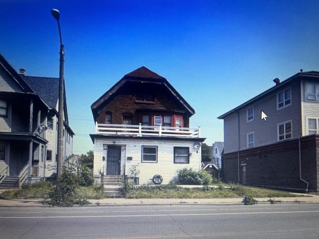 view of front of home featuring a balcony