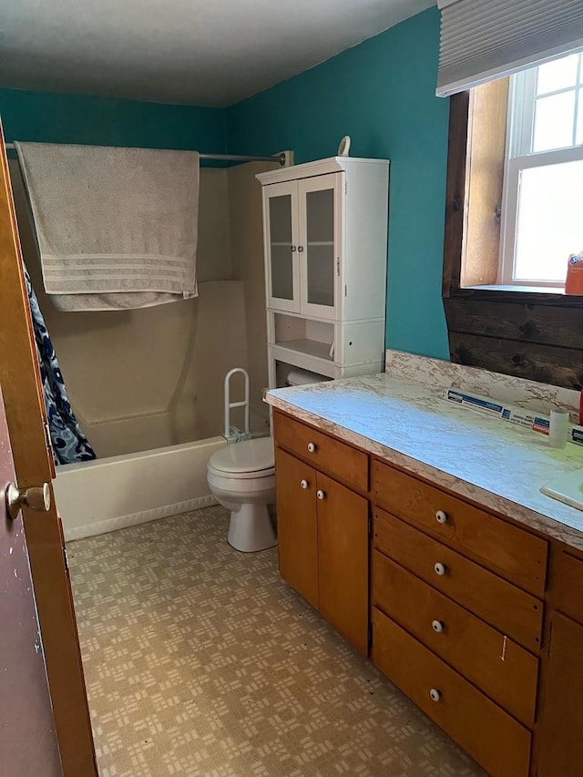 full bathroom with shower / bath combination with curtain, vanity, and toilet