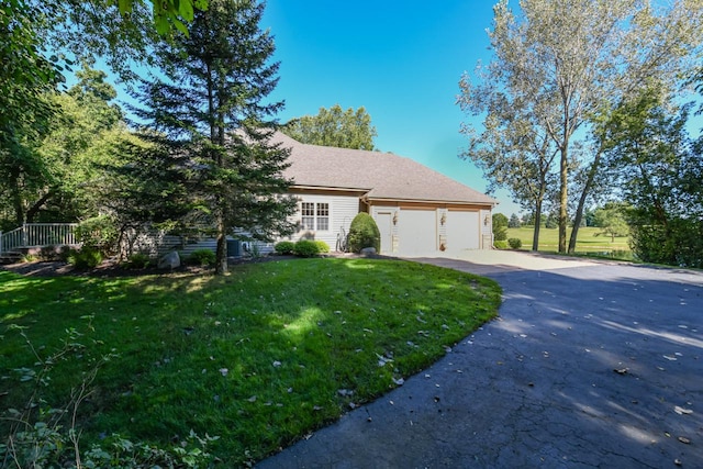 view of front facade featuring a front lawn and a garage