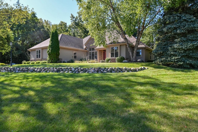 view of front facade featuring a front lawn