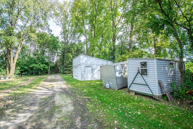 view of yard with a storage shed