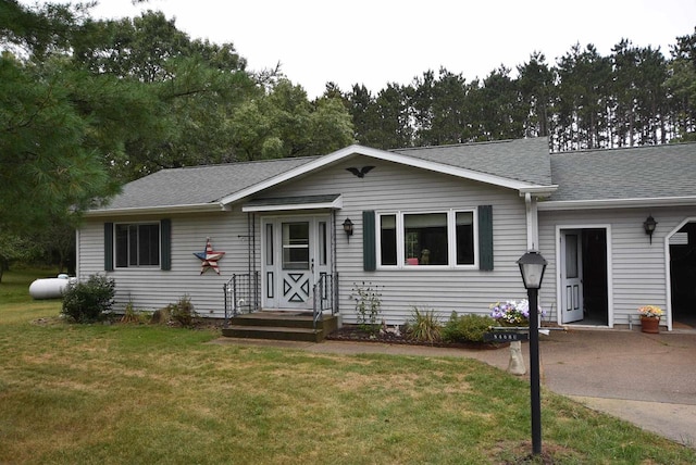 single story home with a front lawn