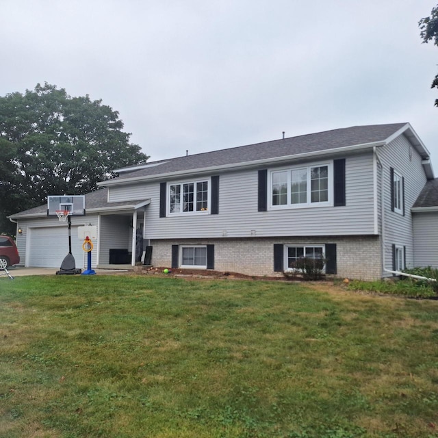 view of front facade with a garage and a front yard