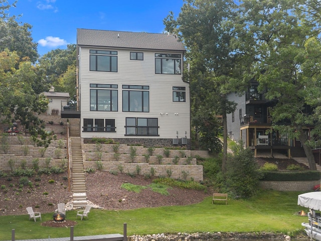 back of house featuring a lawn